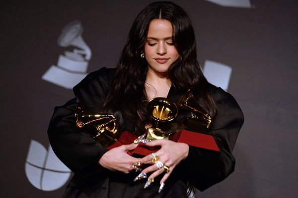 Rosalía reina en un Grammy Latino con reguetón y gestos de protesta por Chile