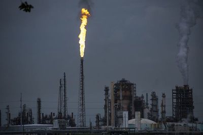 AIE prevé un mercado “en calma” y oferta abundante de petróleo en 2020