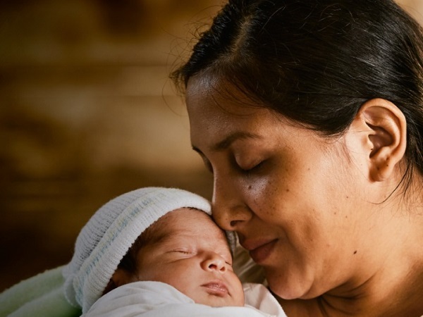 Presentan programa global "Un abrazo para cada bebé"