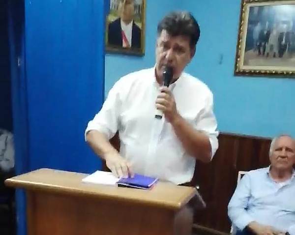 En plena presentación de libro, ciudadana encara a Efraín Alegre (video) | Radio Regional 660 AM