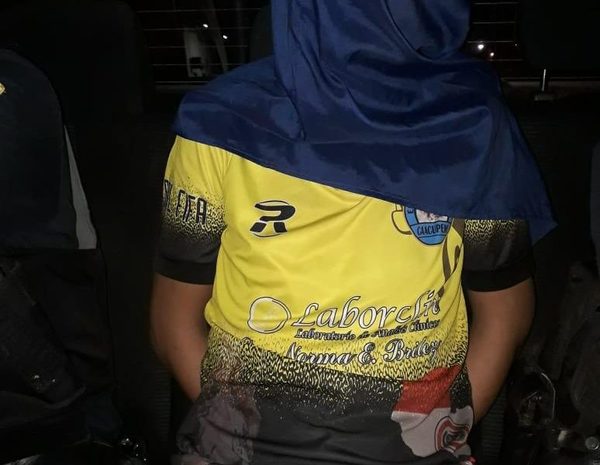 Vecinos atrapan a menor que despojó de su celular a una mujer