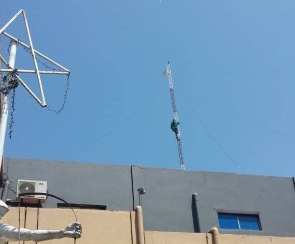 HOY / Funcionario de la Municipalidad de Lambaré amenaza con tirarse desde la antena