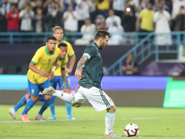 Messi le da triunfo a Argentina sobre Brasil