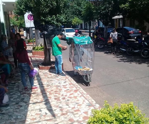 Don Isidoro, el hombre que vende frutas en su ingenioso móvil que él mismo creó