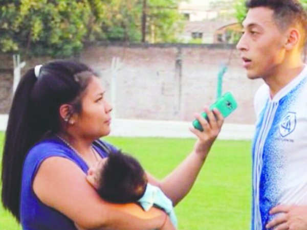 Entrevistó a jugadores con su bebé en brazos