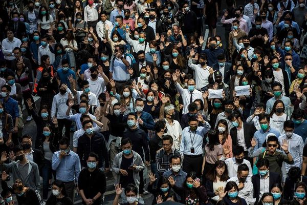 Miles de personas se manifiestan de nuevo en Hong Kong - Mundo - ABC Color