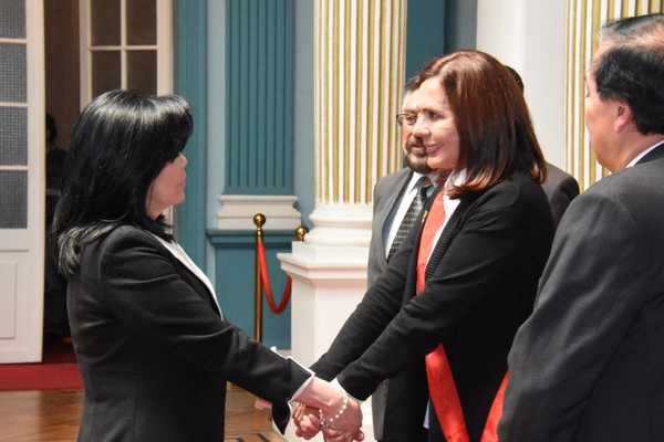 Embajadora en Bolivia saluda a nueva canciller y hará lo mismo con presidenta interina | .::Agencia IP::.