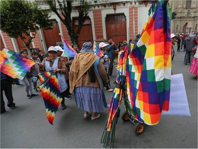 Gobierno de Bolivia introduce nuevos símbolos, como una bandera y la Biblia