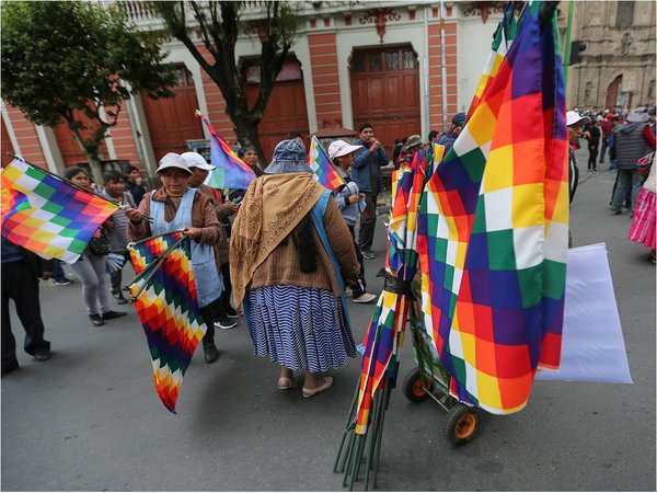 Gobierno de Bolivia introduce nuevos símbolos, como una bandera y la Biblia
