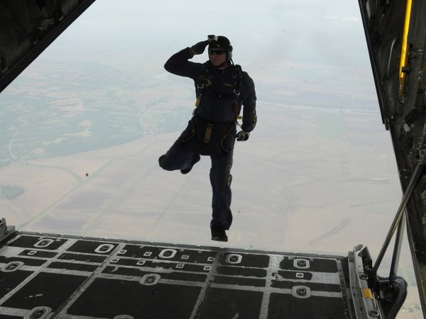 Hombre salta sin paracaídas y causa inquietud en la ciudadanía