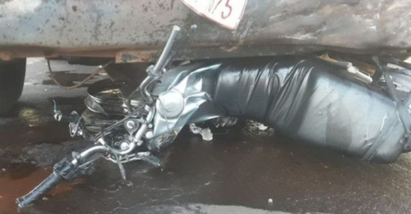 Motoca omano al chocar contra un feroz camión