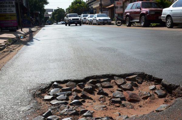 Las calles céntricas de Luque están minadas de baches •