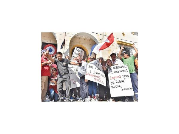 A huevazos exigen comicios en Caja Municipal