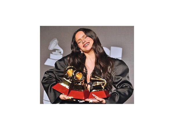 Rosalía se lleva cinco gramófonos en Grammy Latinos