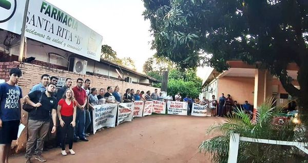 Ciudadanos reclaman pago de haberes atrasados de funcionarios del Hospital Distrital de Minga Guazú
