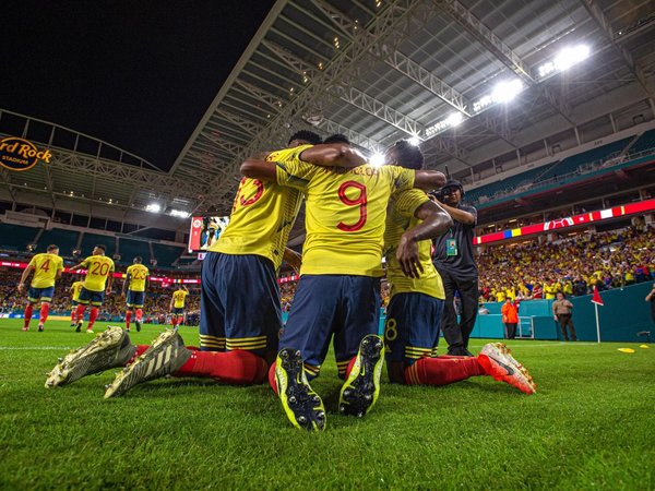 Colombia derrota a Perú en el último suspiro