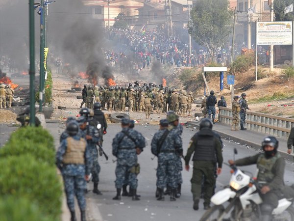 La presidenta interina de Bolivia denuncia ataques de extranjeros armados