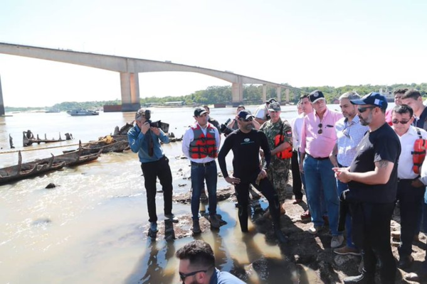 Presidente Abdo Benítez verifica rescate de histórico buque