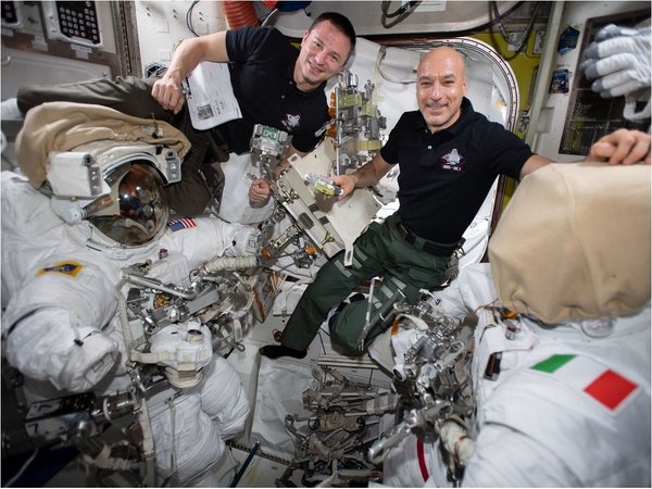 Astronautas culminan primeras tareas en búsqueda de materia oscura