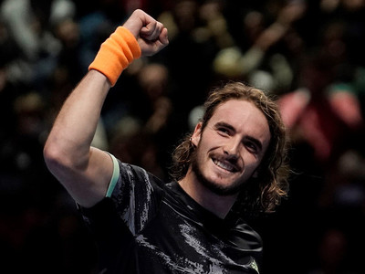 Tsitsipas vence a Federer y va por el título en las Finales ATP