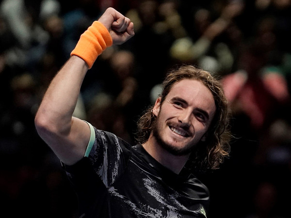 Tsitsipas vence a Federer y va por el título en las Finales ATP