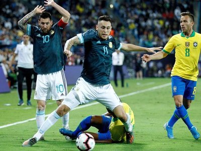 Ocampos deja "por precaución" concentración de Argentina por unas molestias