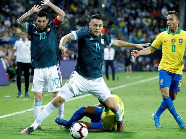 Ocampos deja "por precaución" concentración de Argentina por unas molestias