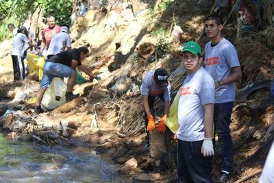 Inesperada participación de jóvenes en jornada de limpieza - Nacionales - ABC Color