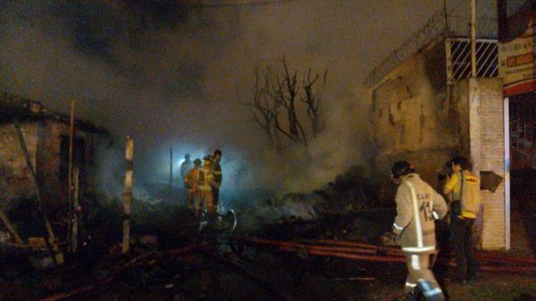 Logran controlar incendio antes de que llegue a una playa de autos - Nacionales - ABC Color