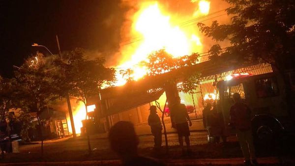 Reportan incendio de grandes proporciones