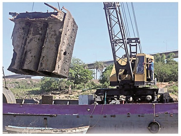 Restos de buque Paraguarí salen del agua y emergen críticas por el procedimiento