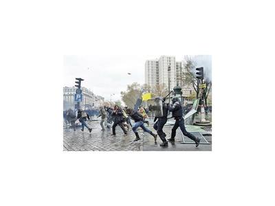 Chalecos amarillos reavivan protestas a un año de su inicio