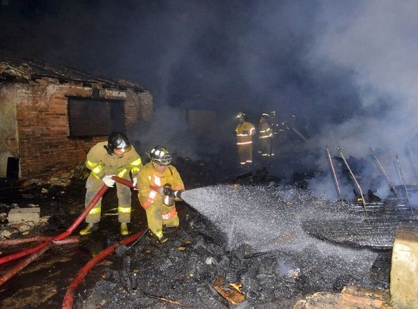 Fuego reduce a cenizas un depósito de palés - Judiciales y Policiales - ABC Color