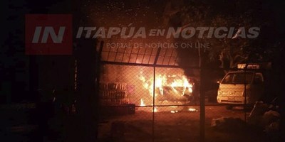 CNEL. BOGADO: AUTOMÓVIL ESTACIONADO SE INCENDIÓ POR COMPLETO