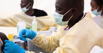 Aprueban primera vacuna contra el ébola