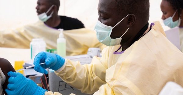 Aprueban primera vacuna contra el ébola