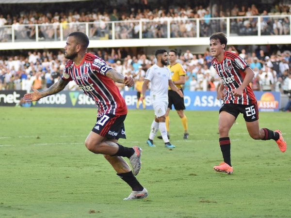 Daniel Alves anota ante el Santos en el Brasileirao