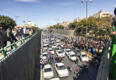 Irán corta acceso a internet tras protestas por suba del precio de la gasolina - Mundo - ABC Color