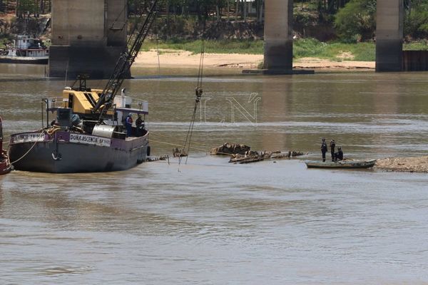 Buque Paraguarí reflota y dejará las profundidades del río Paraguay