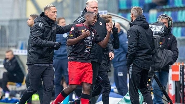 HOY / Un futbolista holandés responde a cánticos racistas marcando un gol
