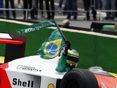 Senna y el McLaren MP4/4 vuelven a Interlagos en un emotivo homenaje