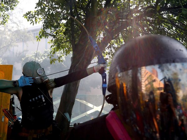 Con una flecha, hieren a policía durante protestas en Hong Kong