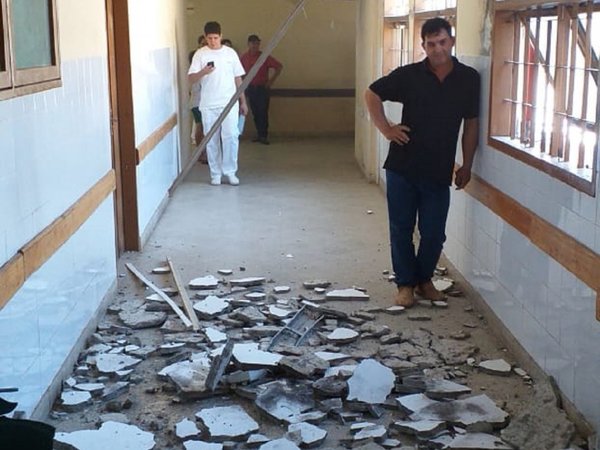 Cae revoque de la loza del Hospital Regional de Coronel Oviedo
