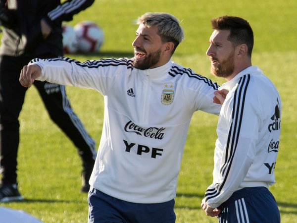 Scaloni confirma a Messi y Agüero