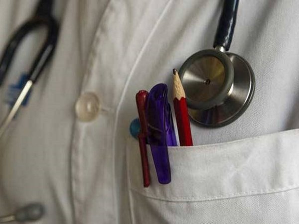 Médicos brasileños rebotan en su país y vienen a hospitales locales