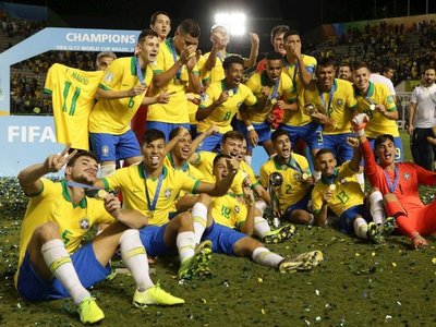 Brasil marca sobre el tiempo, remonta y conquista su cuarto título