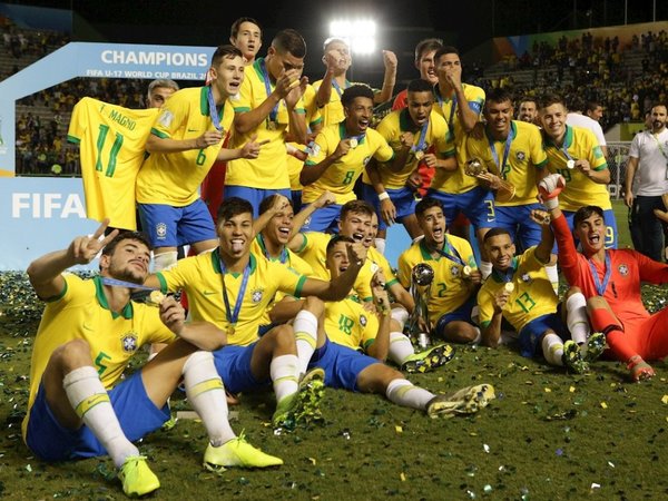 Brasil marca sobre el tiempo, remonta y conquista su cuarto título