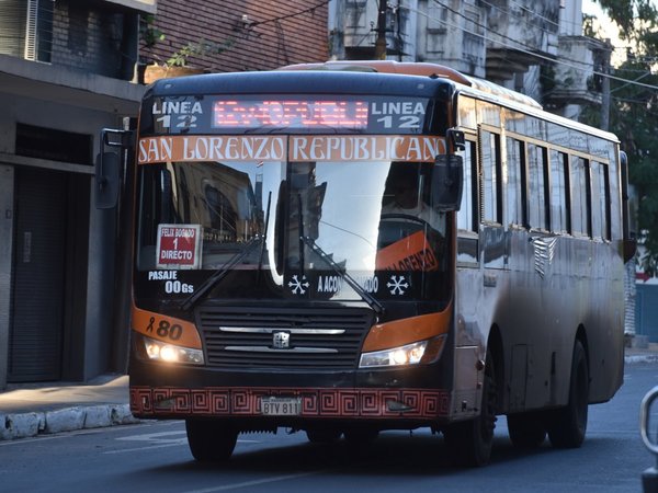 Pasajeros sufren regulada de buses por diferencias entre empresarios y el Gobierno