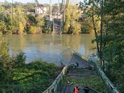 Un muerto y varios desaparecidos por derrumbe de puente colgante