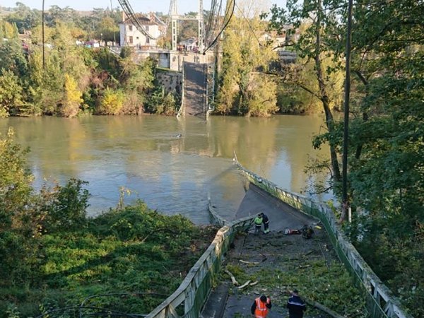 Un muerto y varios desaparecidos por derrumbe de puente colgante